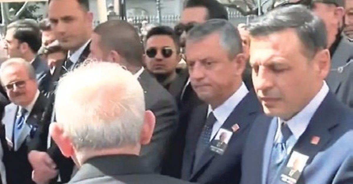 Siyasi gerilim cenazeye yansıdı