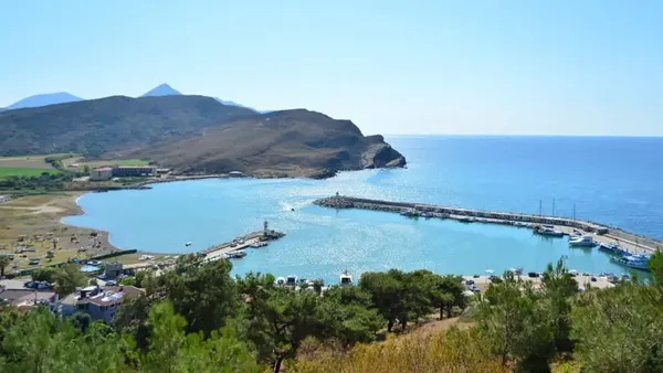 gokceada-turizmde-altin-cagini-yasiyor-binlerce-ziyaretci-bakin-ne-icin-akin-etti-1787736670065.png