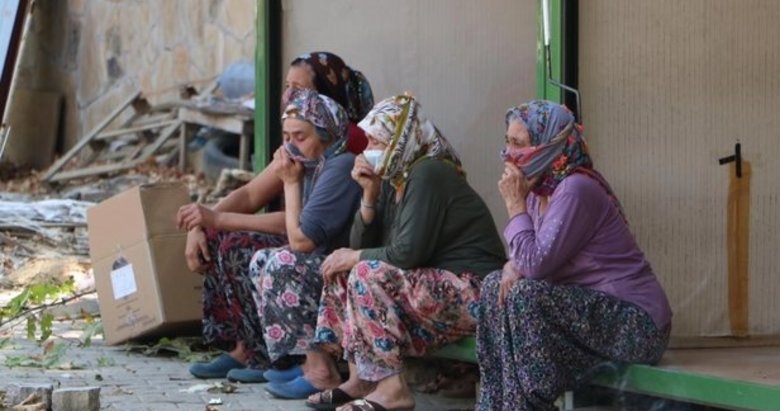 CHP’li Torbalı Belediyesi üreticilerin pazarını vinçle yıktı!
