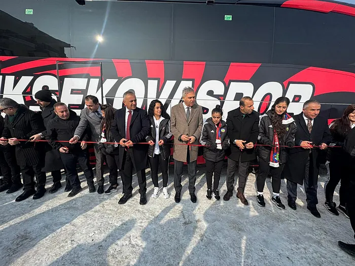 Başkan Erdoğan’dan Yüksekovaspor Kadın Futbol Takımı’na hediye otobüs!