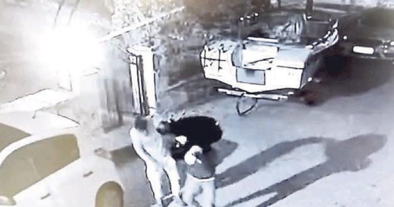 Teknenin motorunu çalıp sırtında götürdü!