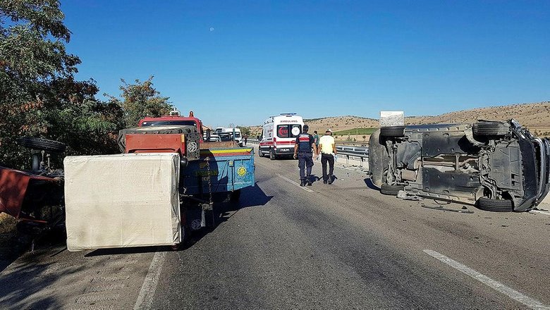 Otomobil traktöre çarpıp yan döndü: 1 ölü, 1 yaralı