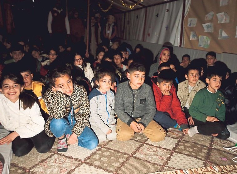 Çocukların yüzündeki bir gülücük için el ele