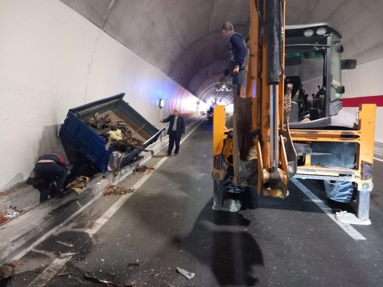 Çanakkale T-3 Tüneli’nde feci kaza: 2 ağır yaralı