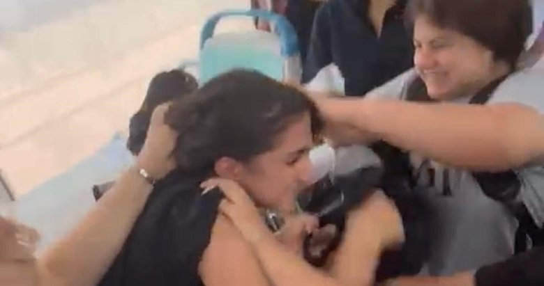 İzmir’de kız öğrenciler birbirine girdi! Saç başa kavgada vatandaşlar canını zor kurtardı!