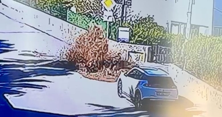 Bodrum’da ana su isale hattı patladı; otomobil sürücüsünün panik anları kamerada