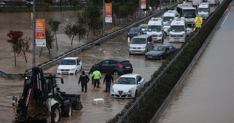 İzmir’de afet! Depremin ardından sel vurdu