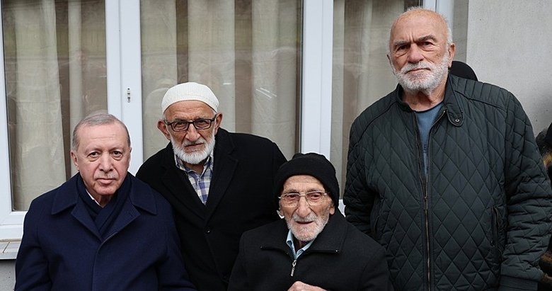 Başkan Erdoğan Rize’de komşularıyla bayramlaştı