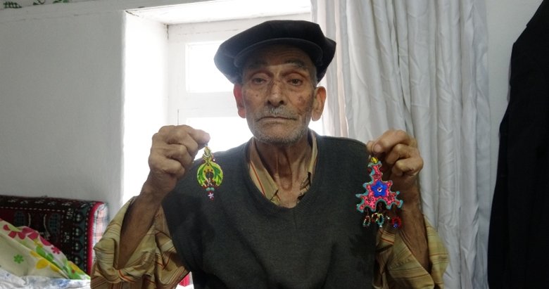 93 yaşında çıtlık ağacından nazarlık yapıp satıyor