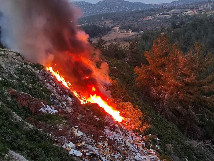 Hafriyat döküm alanındaki yangın saatlerdir sürüyor