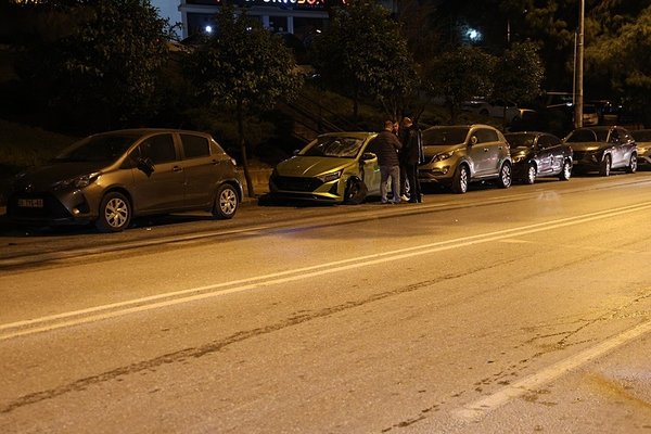 izmirde-olayli-gece-otomobiliyle-5-araca-birden-carpti-ortalik-savas-alanina-dondu-1772774542423.jpeg