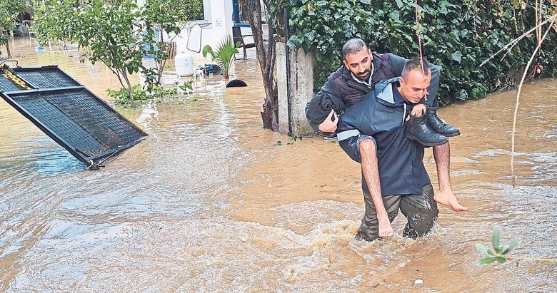 Muğla’da dere taştı işyerlerini su bastı