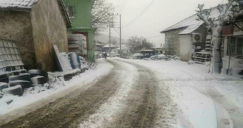 Manisa’nın kırsal 8 mahallesinde ulaşıma kar engeli