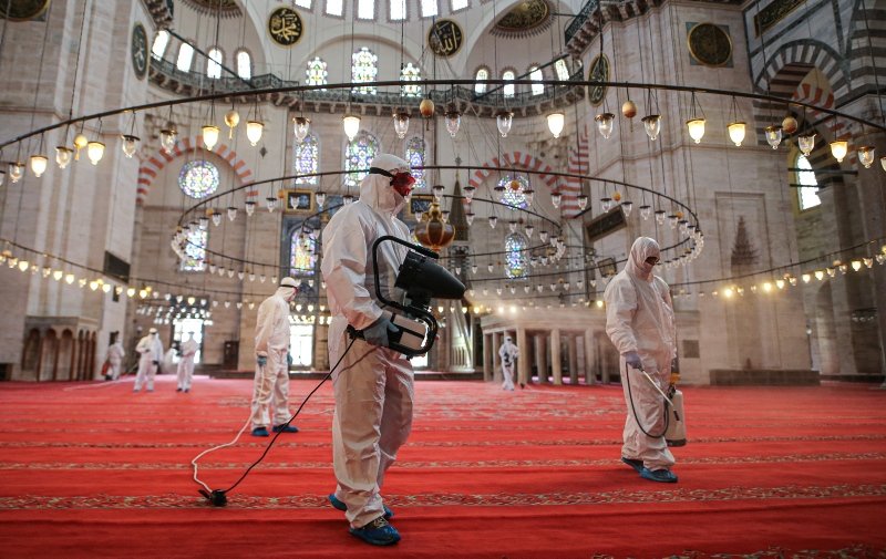 İstanbul’da cuma namazıyla ibadete açılacak camiler dezenfekte edildi