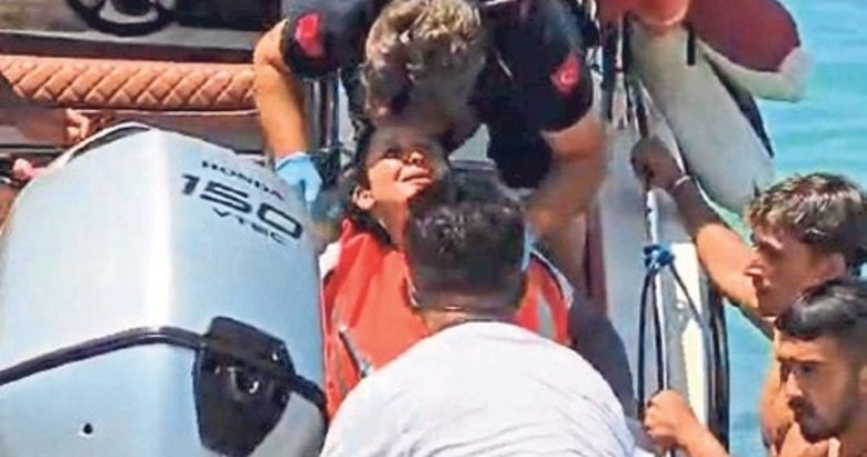 Kadın paraşütçü denize çakıldı