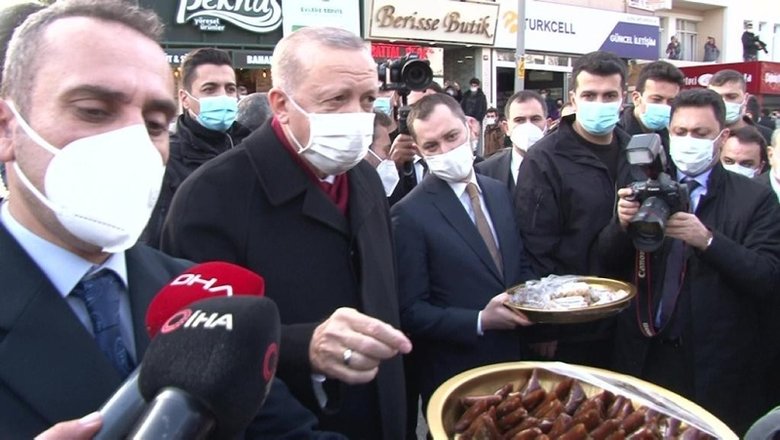 Başkan Erdoğan Cuma namazı sonrası gazetecilere cevizli sucuk ikram etti