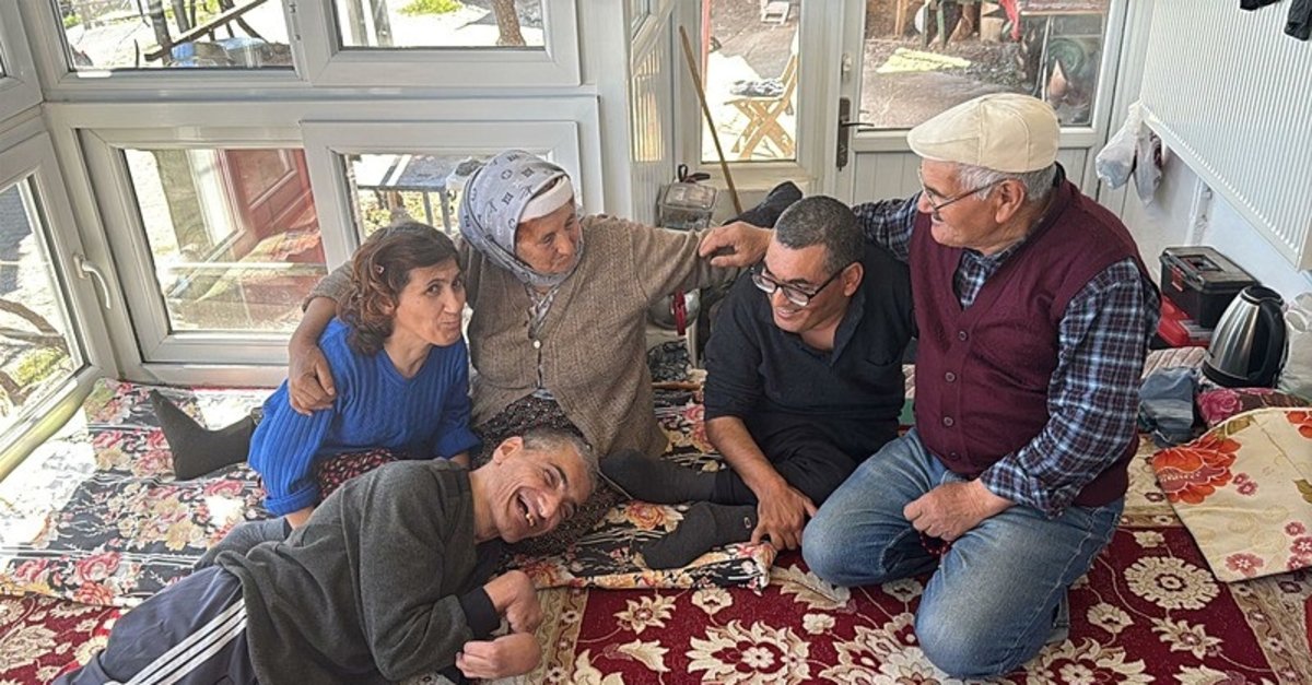 Onların yüzü hep gülüyor! Biri 71 biri de 72 yaşında… Muğla'da Dural çifti 52 yıldır engelli 3 çocuklarına bakıyor!