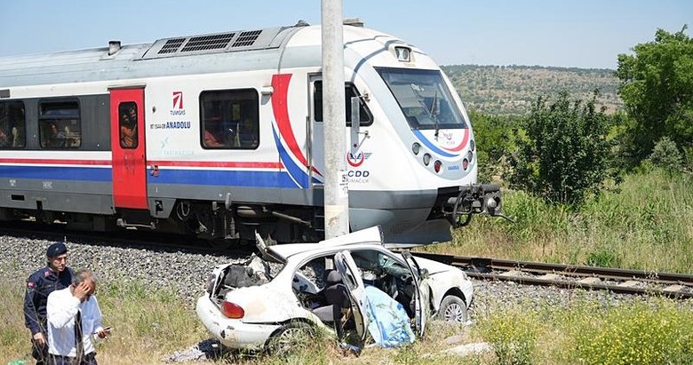 Hemzemin geçitte korkunç son! Otomobilde sıkışıp can verdi