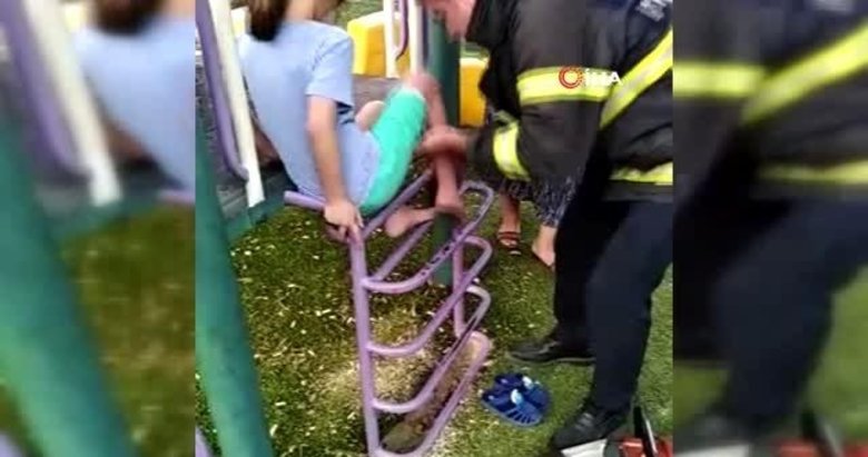 Ayağını merdivene sıkıştıran yaramazın imdadına itfaiye yetişti