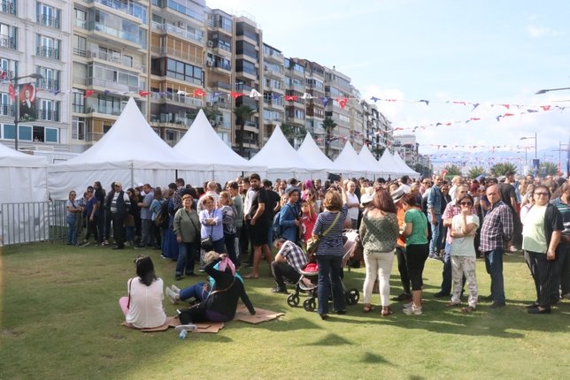 Izmirers acudieron en masa al 5º Festival de Izmir Boyoz