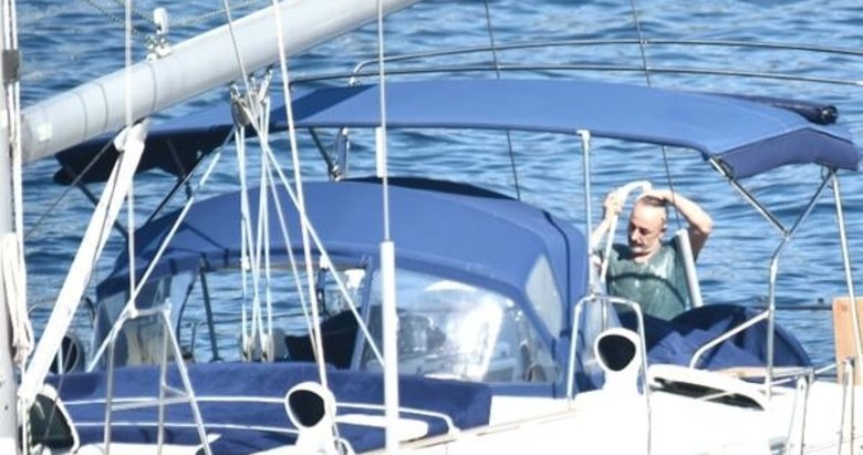 Denize girmedi, tişörtüyle duş aldı