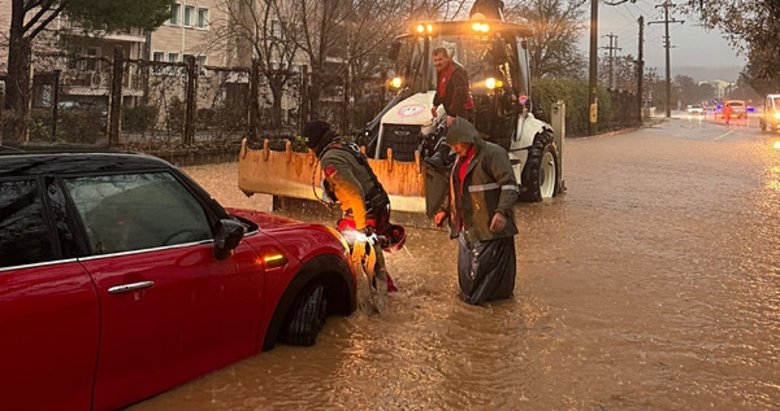 Muğla’da sağanak: Dere ve göl taştı, yollar göle döndü