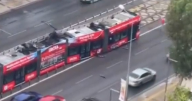 İzmir’de tramvay raydan çıktı