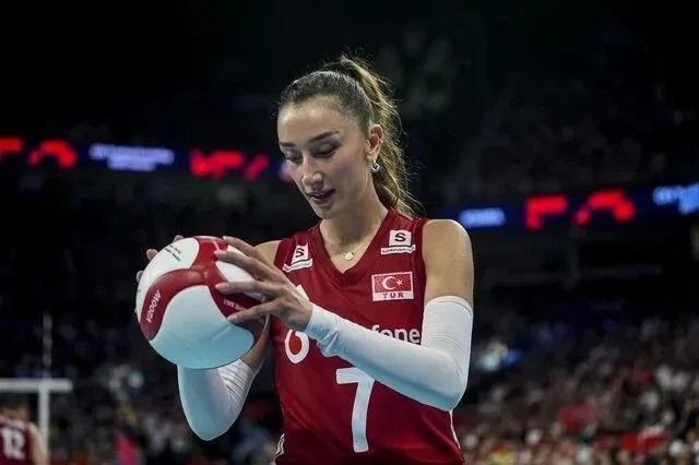hande-baladin-mac-sonu-basketbolcu-onuralp-bitime-kostu-taze-ask-geceye-damga-vurdu-1787641285646.jpeg