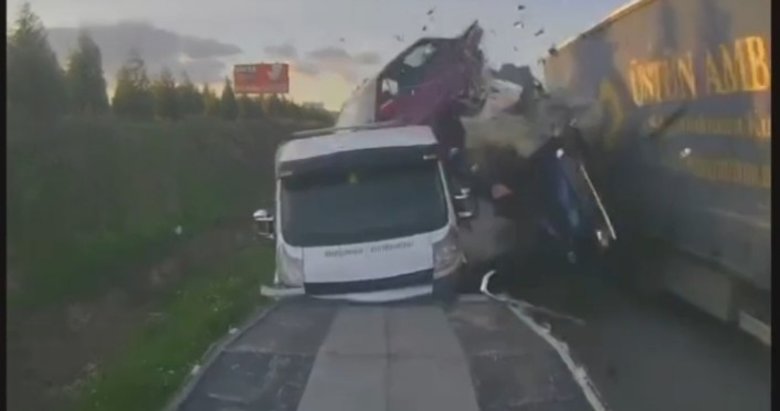 Emniyet şeridinde duran araçlara çarptı! İzmir’deki feci kaza kamerada