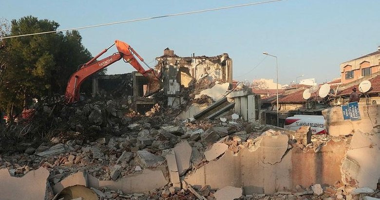 Akhisar’da 60 yıllık eski belediye binası yıkılarak modern yüzüne kavuşacak