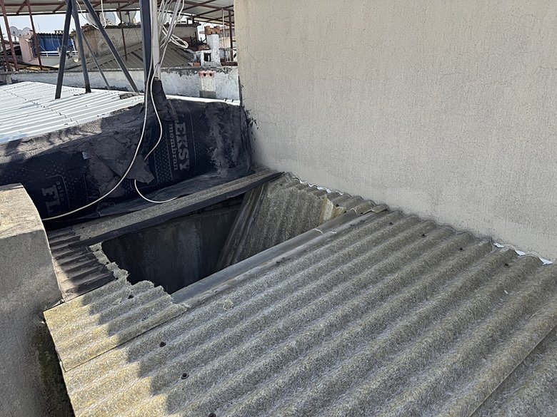 İzmir’de çatıdan apartman boşluğuna düşen 17 yaşındaki çocuk yaralandı