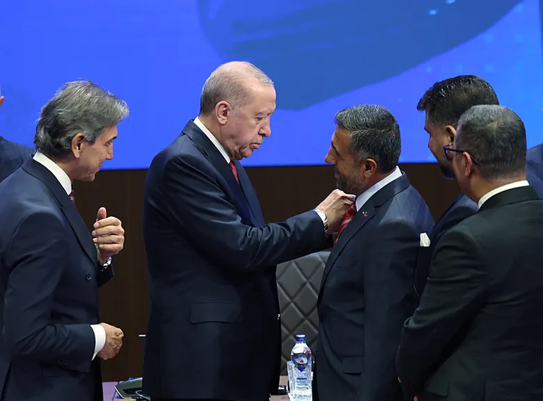 ak-parti-saflari-buyuyor-4-belediye-baskani-daha-rozetini-baskan-erdogandan-aldi-1789065136297.png