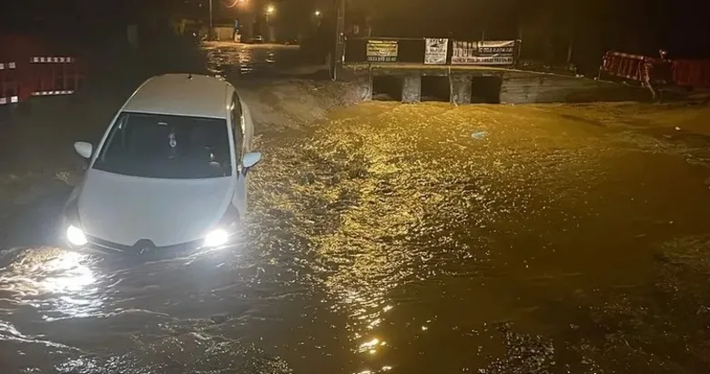 Muğla’da yol çöktü! Çukura düşen araç mahsur kaldı
