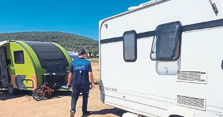 Ayvalık’ta düzensiz karavan parkına belediye son verdi