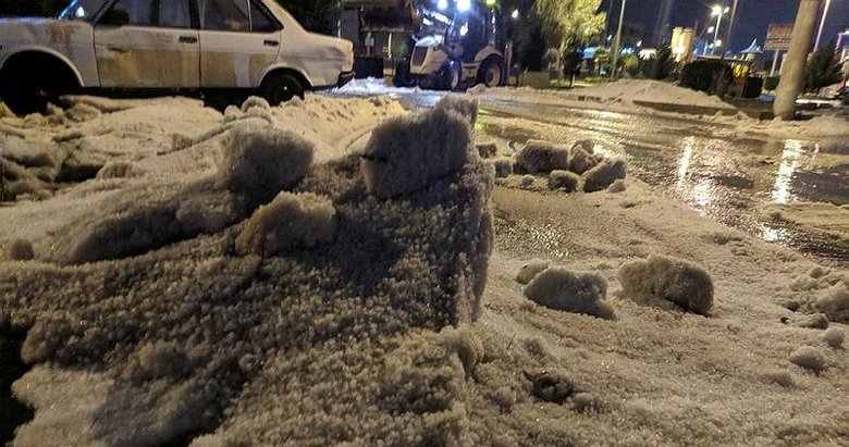 İzmir doluya teslim oldu; vatandaşlar küreklerle doluları temizledi