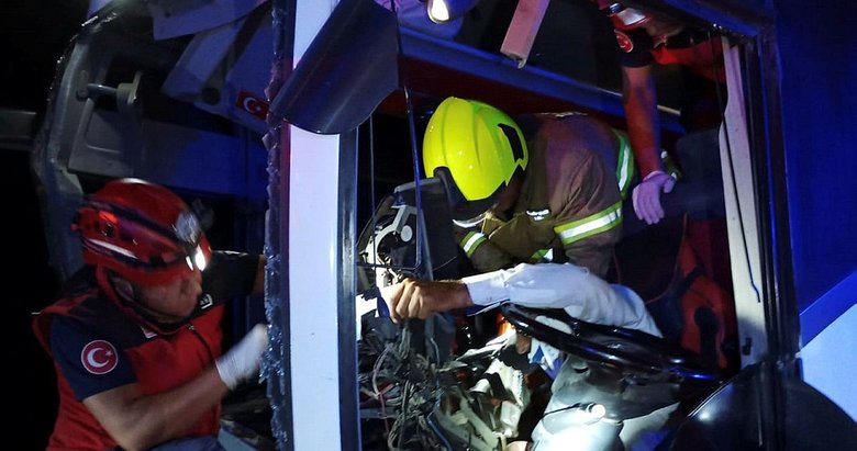 Balıkesir’de yürekleri ağza getiren kaza! Yolcu otobüsü beton mikserine çarptı, 44 kişi yaralandı