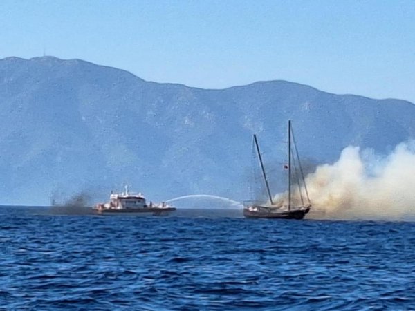 Canlarını zor kurtardılar! Denizin ortasındaki turistleri taşıyan tekne yanarak battı