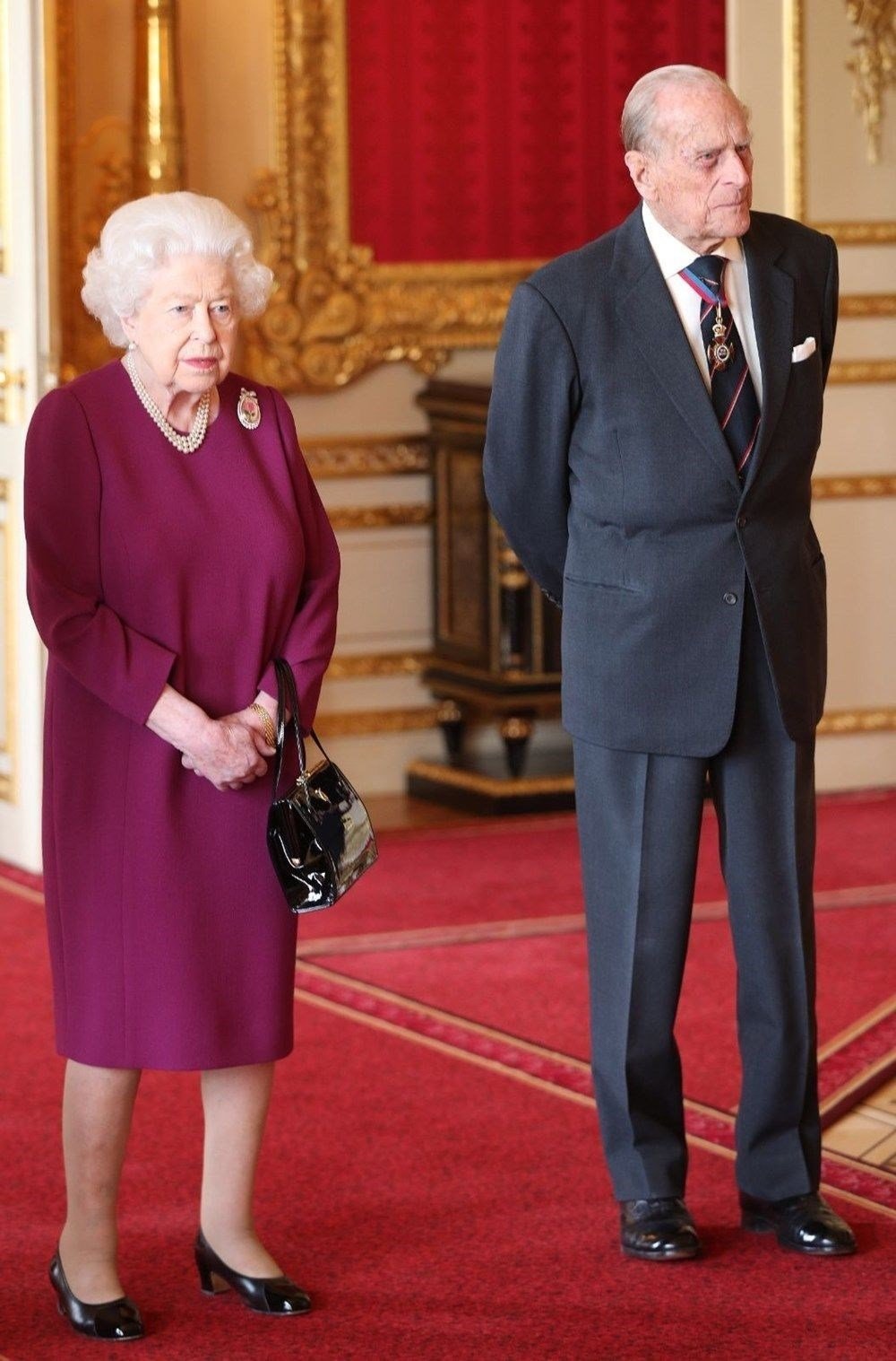 Kraliçe Elizabeth 70 gün sonra görüntüledi! Sosyal mesafeyi ihmal etmedi