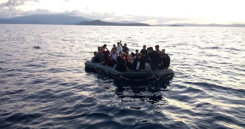 İzmir’de Türk kara sularına itilen 33 düzensiz göçmen kurtarıldı
