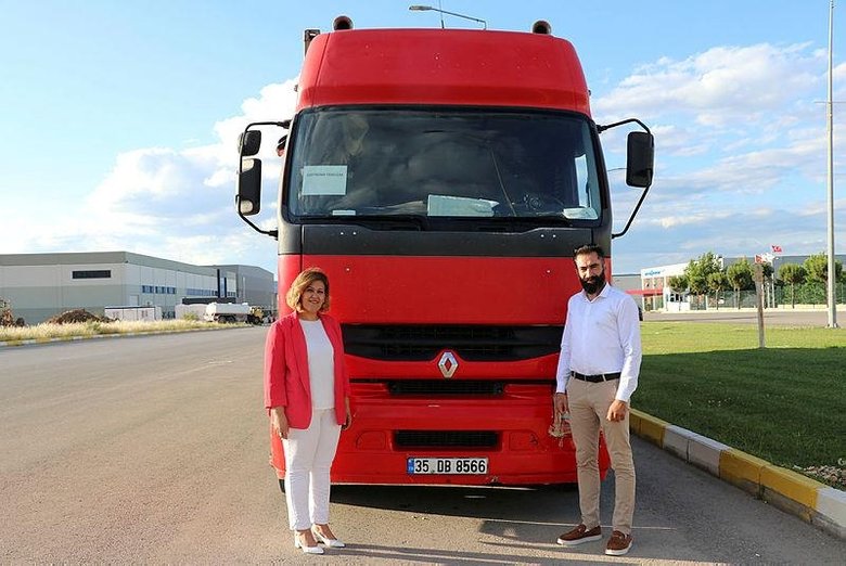 Manisalı 4 çocuk annesi tır şoförü Ayla Ercan, ilk uzun yol seferine hazırlanıyor
