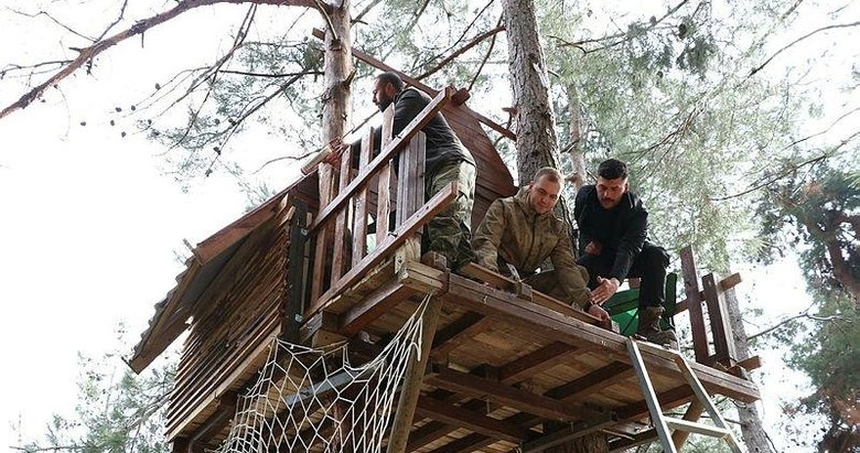 Korona virüsünden ağaç tepesine yaptıkları evde korunuyorlar