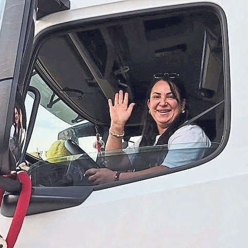 TIR ile kilometrelerce gidiyor... Yolların Nazan’ı