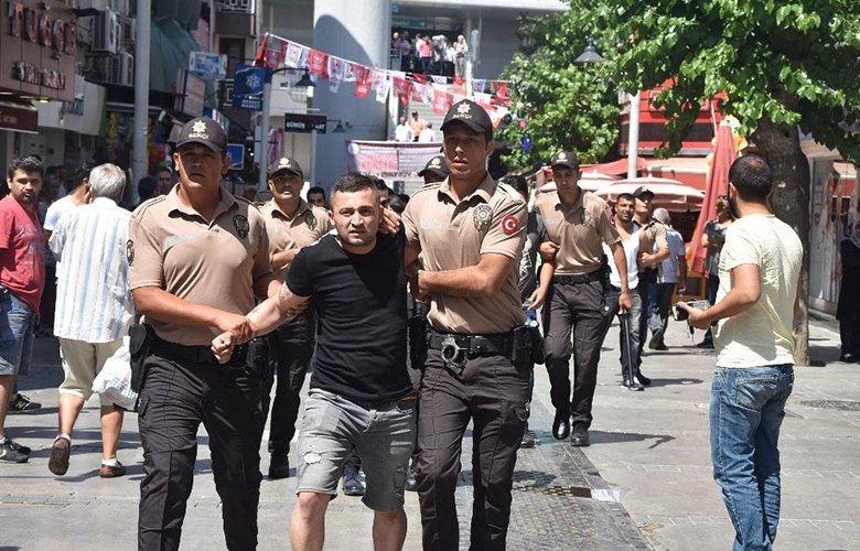 İzmir’de pazarcılara polis müdahelesi