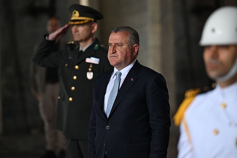 Gençlik ve Spor Bakanı Osman Aşkın Bak ile beraberindeki heyet, Anıtkabir’i ziyaret etti