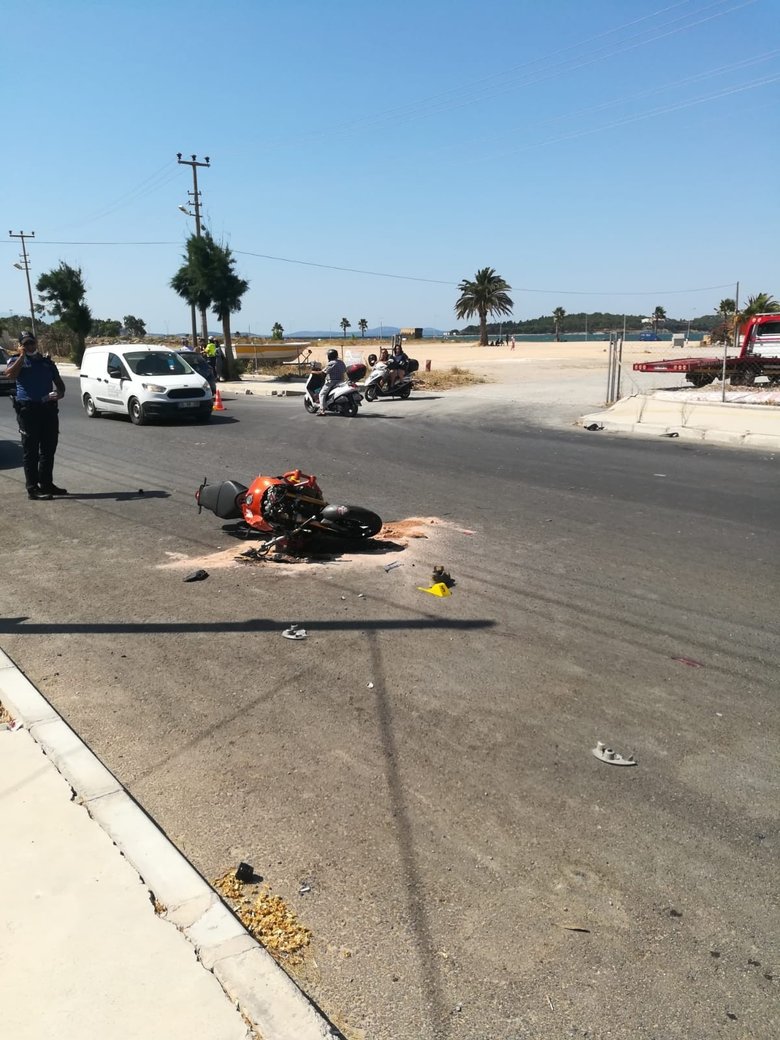 İzmir’de hatalı dönüş yapan otomobile motosiklet çarptı: 1 ölü, 1 yaralı
