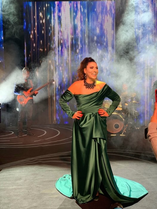Şarkıcı Işın Karaca sahnede talihsiz bir kaza geçirdi