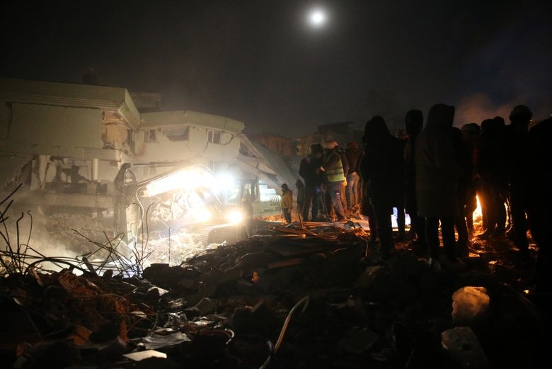 Deprem bölgesinde zamana karşı yarış! Can kurtarma telaşı fotoğraf karesinde