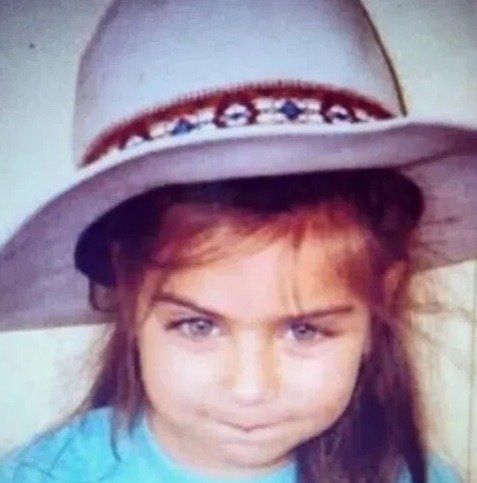 Çocukluk fotoğrafı ortaya çıktı! Görenler hayran kaldı: Güzelliği doğuştan! Tanıyabildiniz mi?