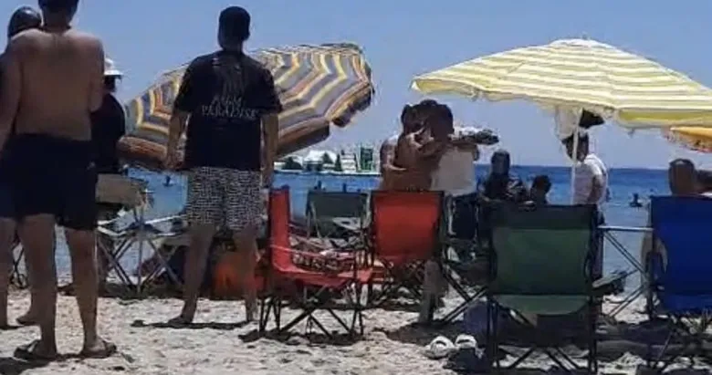İzmir’in dünyaca ünlü plajında skandal görüntü: Havlusunu serip şemsiyesini açmak isteyeni darbettiler