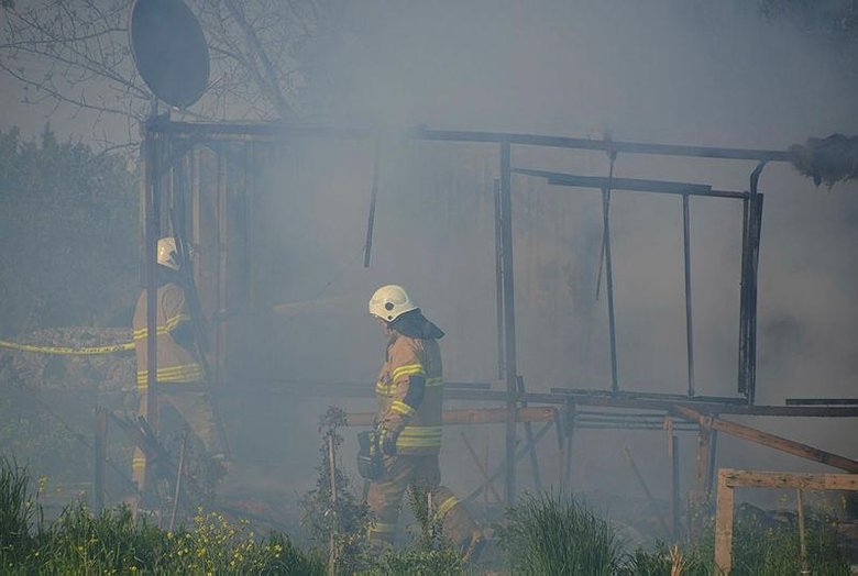 İzmir’de konteyner evde yangın dehşeti! Karı-koca hastanelik oldu